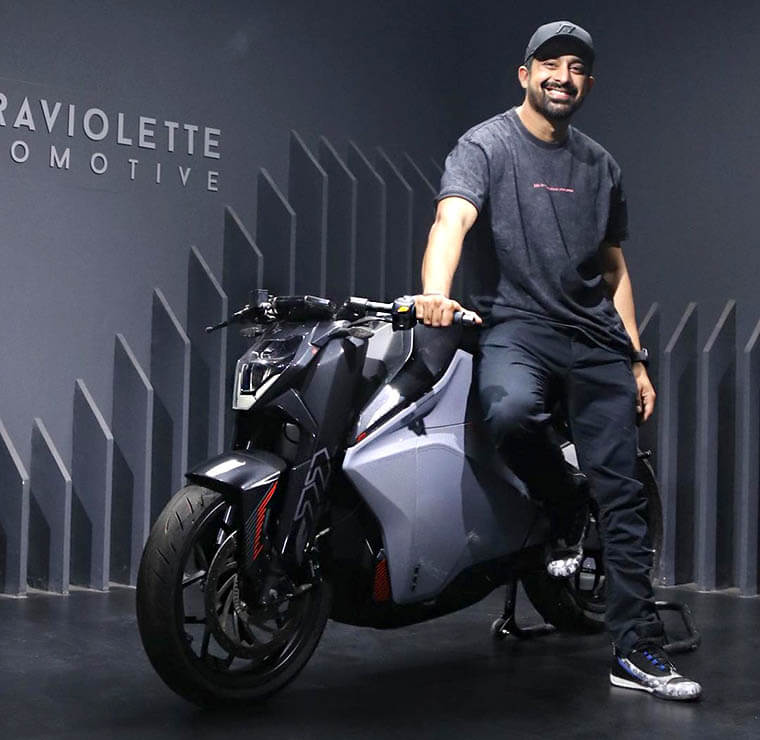 Ultraviolette F77 con uno de sus creadores