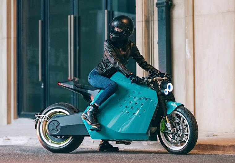 Davinci DC100 azul con mujer a bordo