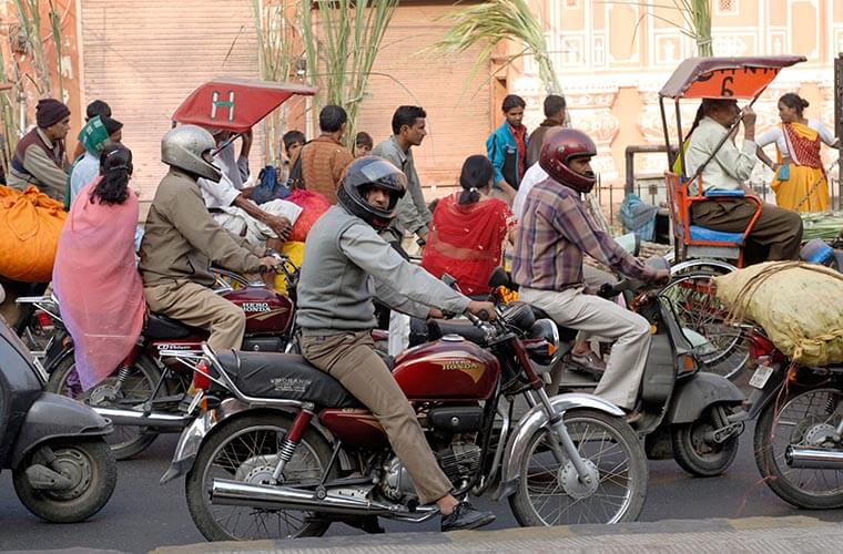 Motoristas circulando en La India