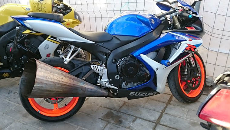 Suzuki GSX-R con megáfono por escape