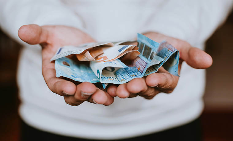 Manos ofreciendo dinero