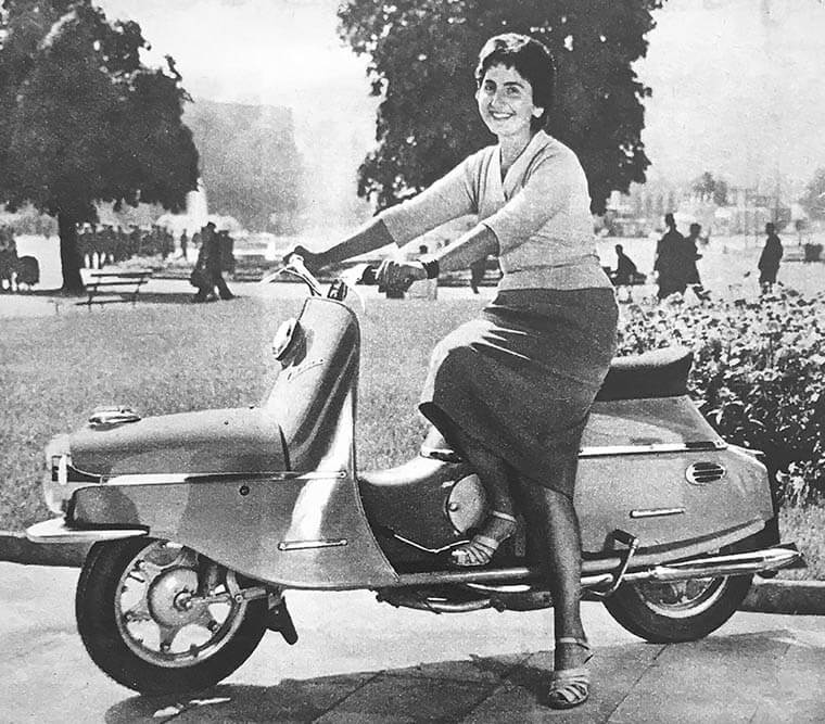 Čezeta Type 501 con mujer a bordo, imagen en blanco y negro