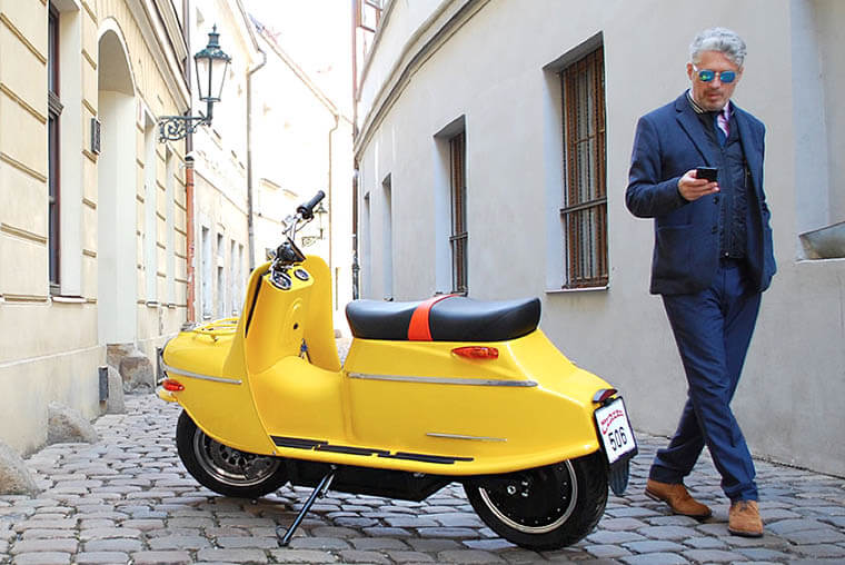 Neil Eamonn Smith y su Čezeta Type 506 amarilla