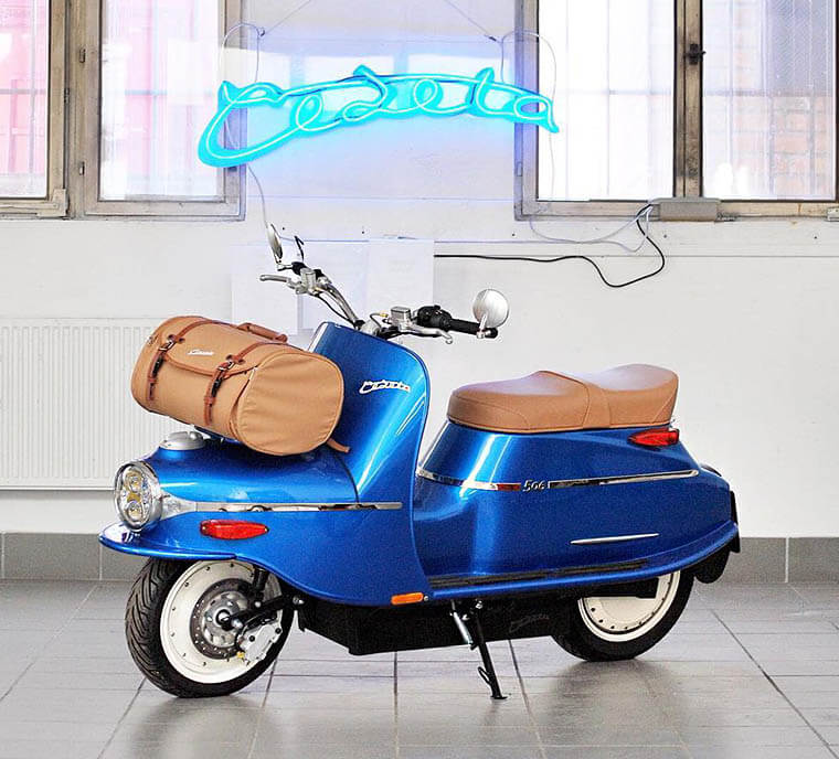 Čezeta Type 506 blanca y azul con equipaje en la parte delantera