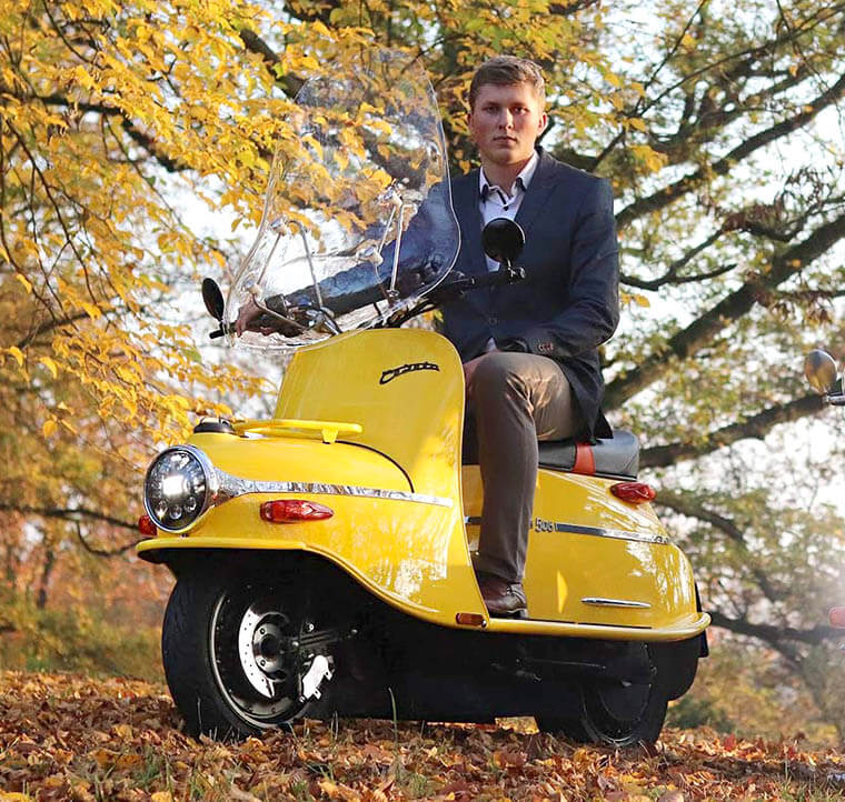 Čezeta Type 506 amarilla en el bosque