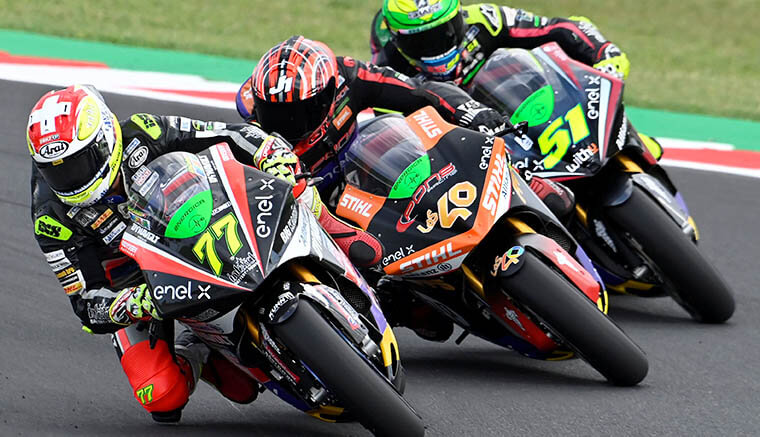 Dominique Aegerter, Jordi >Torres y Eric Granado disputando una curva