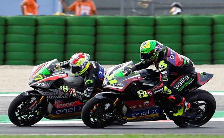 Dominique Aegerter y Eric Granado luchan en curva