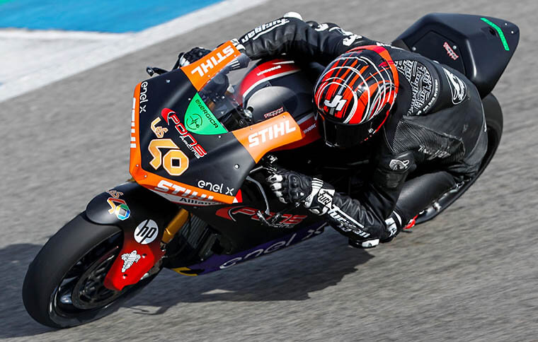 Jordi Torres tomando una curva en MotoE