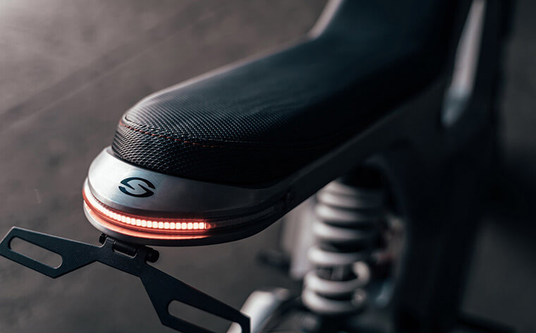 Sondors Metacycle, asiento y piloto trasero