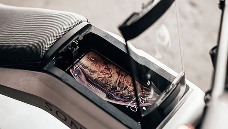 Sondors Metacycle, hueco para el móvil