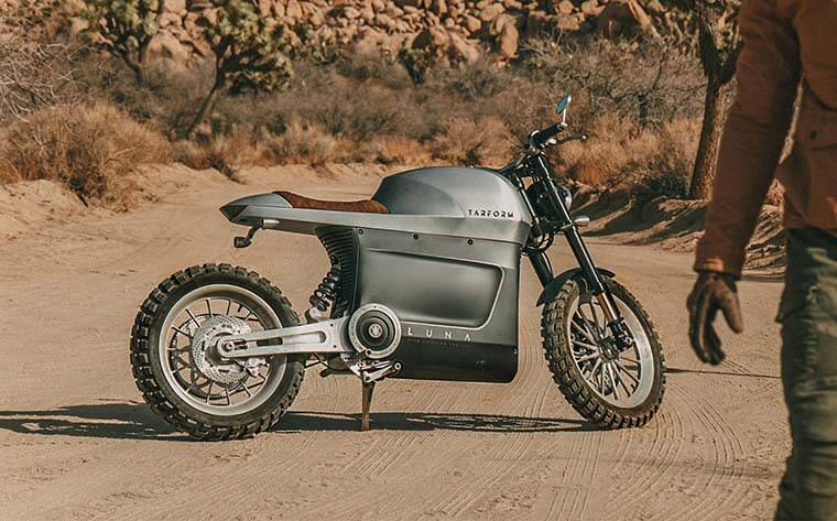Tarform Luna Scrambler en el desierto