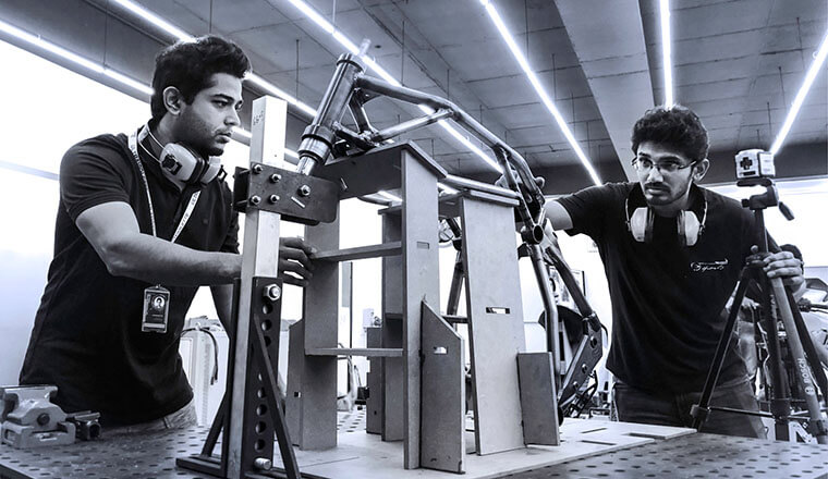 Ingenieros trabajando en el chasis de la Ultraviolette F77