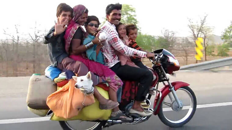 5 personas y un perro sobre una moto en la India