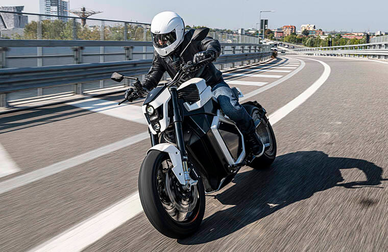 Moto eléctrica Verge TS blanca en marcha