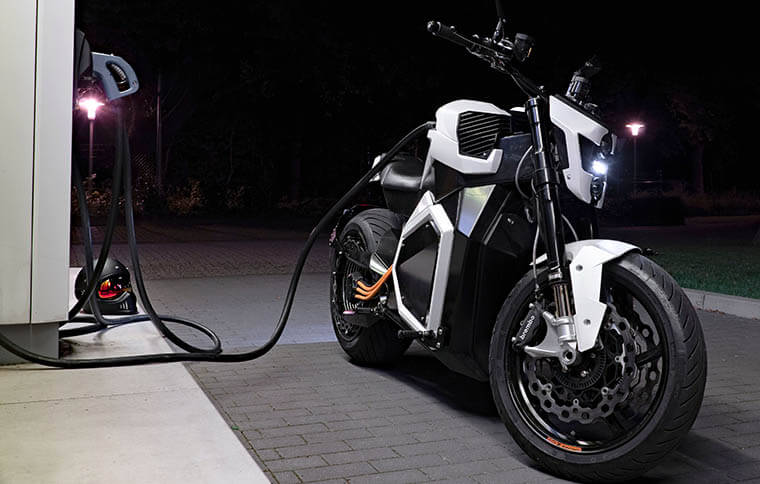 Verge TS recargando de noche